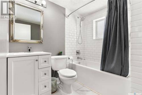 4 1953 Garnet Street, Regina, SK - Indoor Photo Showing Bathroom