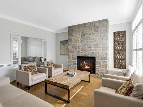 Living room - 10 Rue Du Chevreuil, Mercier, QC - Indoor Photo Showing Living Room With Fireplace