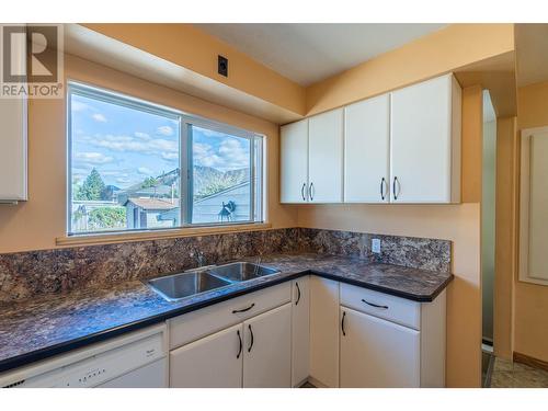 458 Mcgowan Ave, Kamloops, BC - Indoor Photo Showing Kitchen With Double Sink