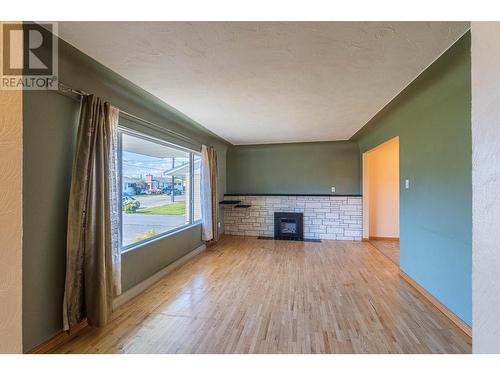 458 Mcgowan Ave, Kamloops, BC - Indoor Photo Showing Living Room With Fireplace