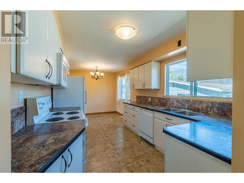 458 Mcgowan Ave, Kamloops, BC - Indoor Photo Showing Kitchen With Double Sink