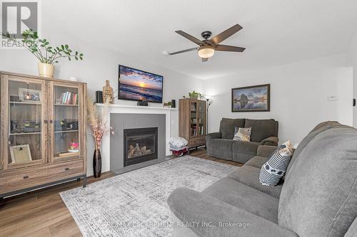 4351 Birchmount Avenue, Lincoln, ON - Indoor Photo Showing Living Room With Fireplace