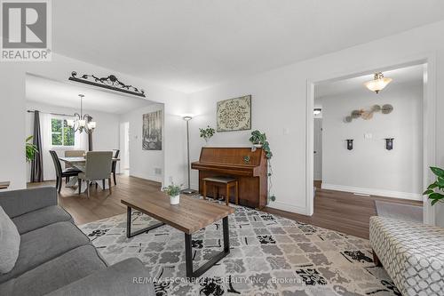 4351 Birchmount Avenue, Lincoln, ON - Indoor Photo Showing Living Room