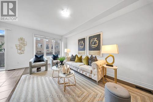 24 Pendulum Circle, Brampton, ON - Indoor Photo Showing Living Room