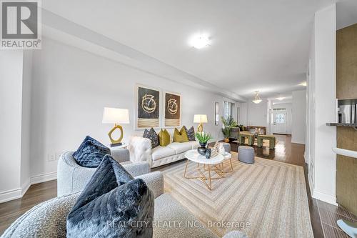 24 Pendulum Circle, Brampton, ON - Indoor Photo Showing Living Room