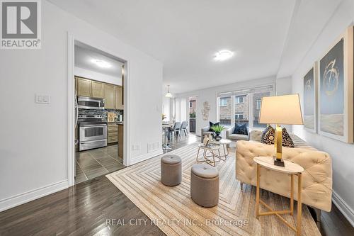 24 Pendulum Circle, Brampton, ON - Indoor Photo Showing Living Room