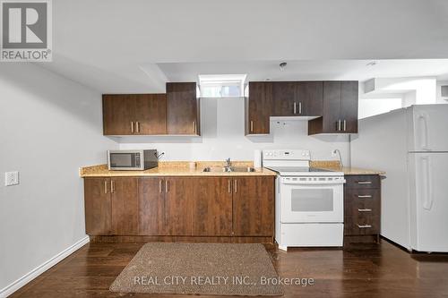 24 Pendulum Circle, Brampton, ON - Indoor Photo Showing Kitchen With Double Sink