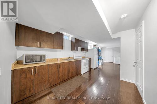 24 Pendulum Circle, Brampton, ON - Indoor Photo Showing Kitchen With Double Sink