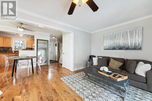 4 Glencastle Square, Brampton, ON - Indoor Photo Showing Living Room