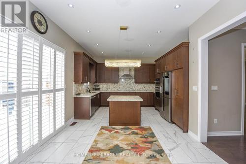 8 Fanning Trail, Brampton, ON - Indoor Photo Showing Kitchen