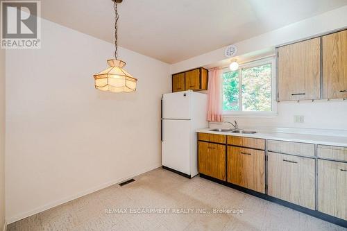 3174 Centennial Drive, Burlington, ON - Indoor Photo Showing Kitchen With Double Sink