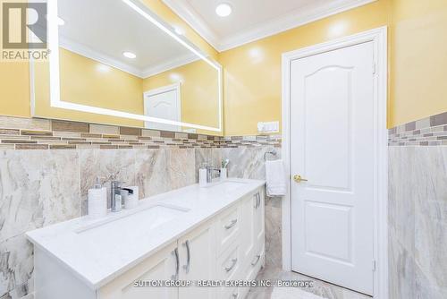 7074 Magic Court, Mississauga, ON - Indoor Photo Showing Bathroom