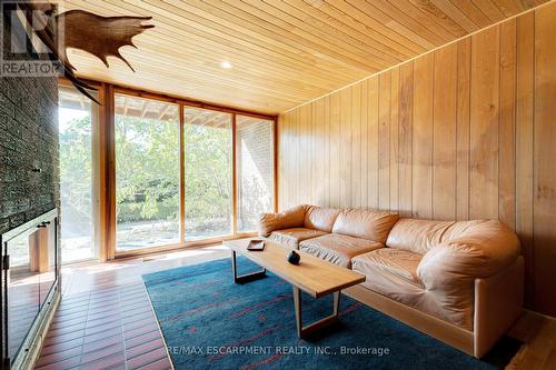 1306 Bramblewood Lane, Mississauga, ON - Indoor Photo Showing Living Room