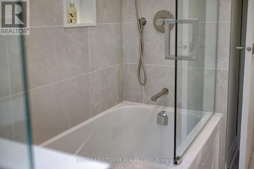 2435 Cyprus Avenue, Burlington, ON - Indoor Photo Showing Bathroom