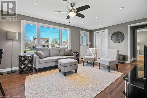 6354 Townline Road, West Lincoln, ON - Indoor Photo Showing Living Room