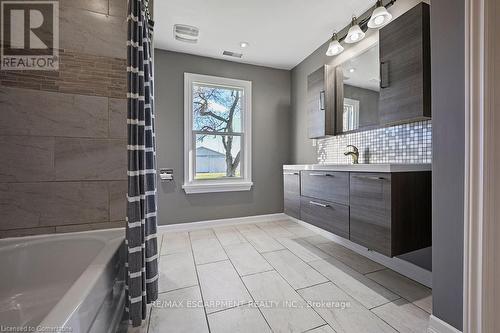 6354 Townline Road, West Lincoln, ON - Indoor Photo Showing Bathroom