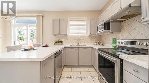 19 Outlook Avenue, Brampton, ON - Indoor Photo Showing Kitchen With Upgraded Kitchen