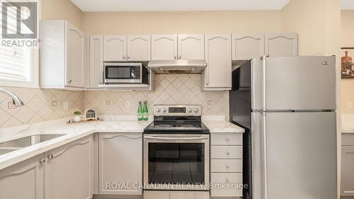 19 Outlook Avenue, Brampton, ON - Indoor Photo Showing Kitchen