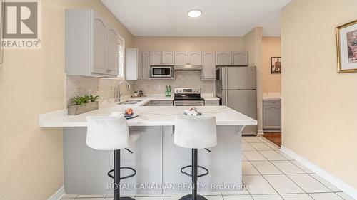 19 Outlook Avenue, Brampton, ON - Indoor Photo Showing Kitchen