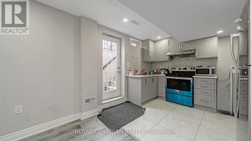 19 Outlook Avenue, Brampton, ON - Indoor Photo Showing Kitchen