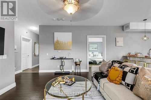 110 - 8475 Wyandotte Street E, Windsor, ON - Indoor Photo Showing Living Room