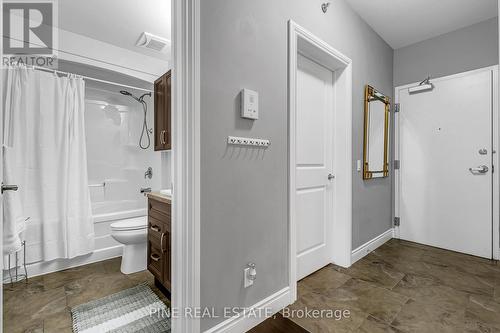 110 - 8475 Wyandotte Street E, Windsor, ON - Indoor Photo Showing Bathroom