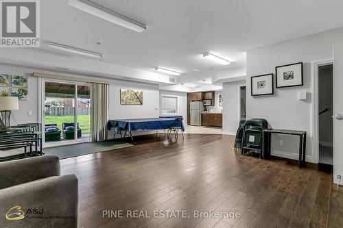 110 - 8475 Wyandotte Street E, Windsor, ON - Indoor Photo Showing Living Room