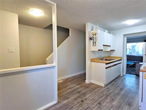 3 98 Stradford Street, Winnipeg, MB - Indoor Photo Showing Kitchen