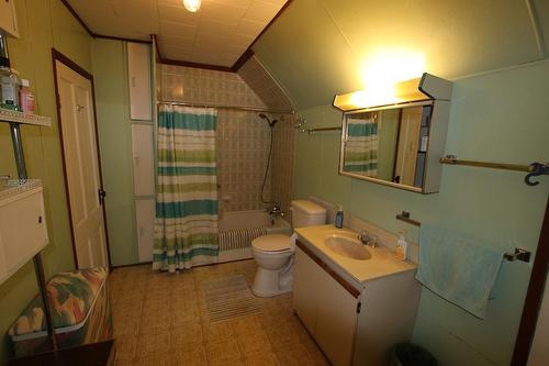 431 Alexander Road, Nakusp, BC - Indoor Photo Showing Bathroom