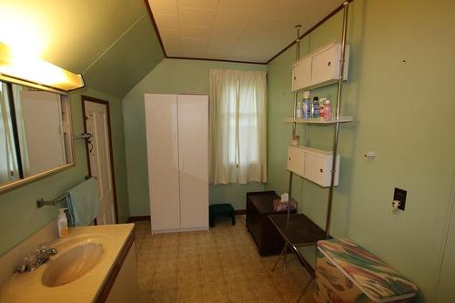 431 Alexander Road, Nakusp, BC - Indoor Photo Showing Bathroom