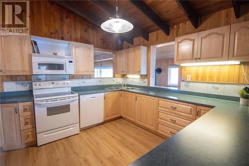 885 Gunns Road, Round Lake Centre, ON - Indoor Photo Showing Kitchen