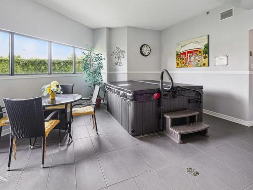 Hot tub - 1004-500 Rue St-Francois, Brossard, QC - Indoor Photo Showing Dining Room