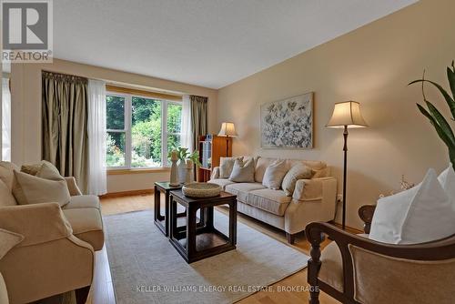 412 Aztec Drive, Oshawa (Mclaughlin), ON - Indoor Photo Showing Living Room