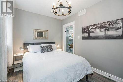 88 Graham Avenue S, Hamilton, ON - Indoor Photo Showing Bedroom