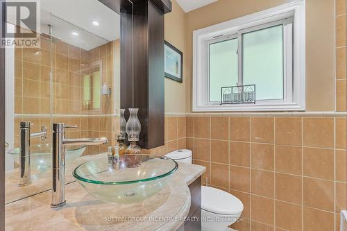 12 Roslyn Road, Barrie, ON - Indoor Photo Showing Bathroom