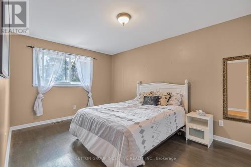 12 Roslyn Road, Barrie, ON - Indoor Photo Showing Bedroom