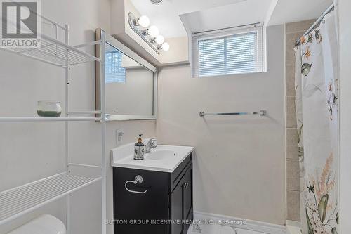 12 Roslyn Road, Barrie, ON - Indoor Photo Showing Bathroom