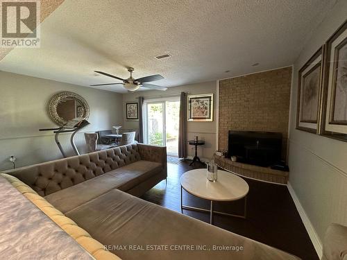 2 - 223 Picton Street E, Hamilton, ON - Indoor Photo Showing Living Room