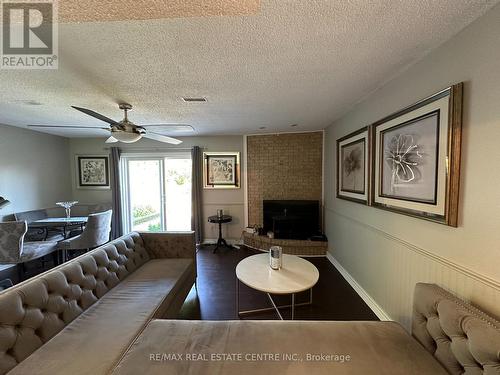 2 - 223 Picton Street E, Hamilton, ON - Indoor Photo Showing Living Room