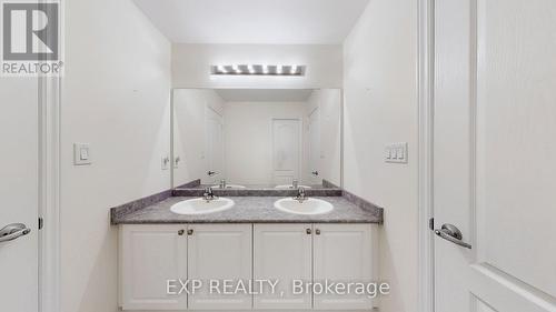 955 Ernest Cousins Circle, Newmarket, ON - Indoor Photo Showing Bathroom