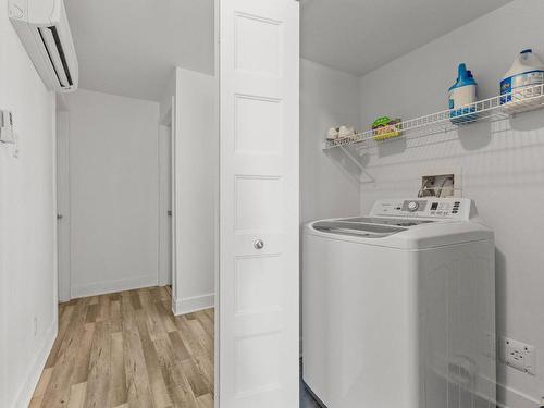 Salle de lavage - 10275  - 10279 Rue Henri-Piché, Mirabel, QC - Indoor Photo Showing Laundry Room