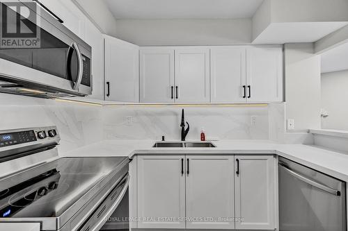 606 - 11 Thorncliffe Pk Drive, Toronto, ON - Indoor Photo Showing Kitchen