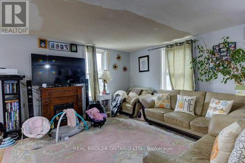 410 Queen Street S, Minto, ON - Indoor Photo Showing Living Room