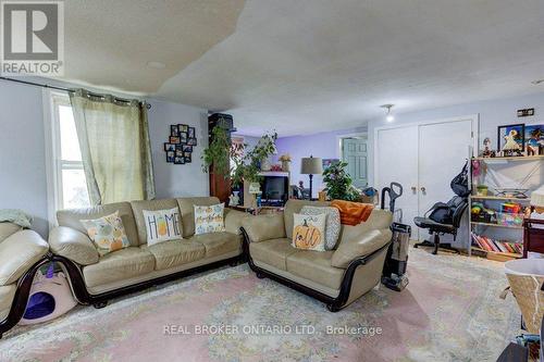 410 Queen Street S, Minto, ON - Indoor Photo Showing Living Room