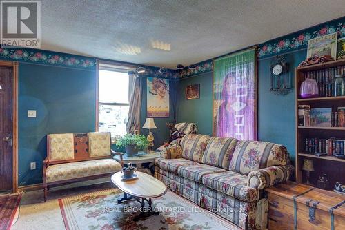 410 Queen Street S, Minto, ON - Indoor Photo Showing Living Room