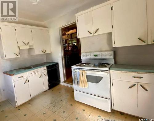 269 2Nd Avenue Ne, Swift Current, SK - Indoor Photo Showing Kitchen