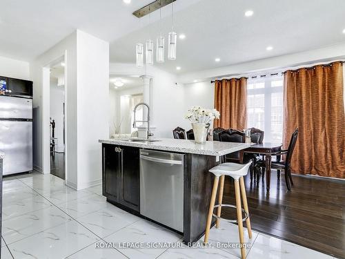 340 Col Phillips Dr, Shelburne, ON - Indoor Photo Showing Kitchen With Upgraded Kitchen