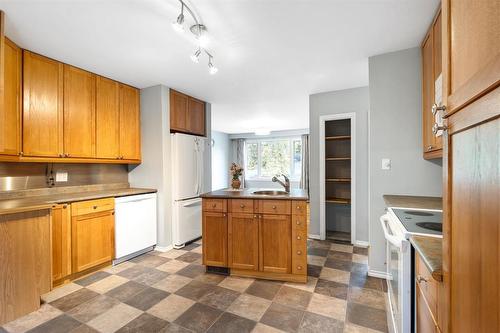 106 Clayton Drive, Winnipeg, MB - Indoor Photo Showing Kitchen