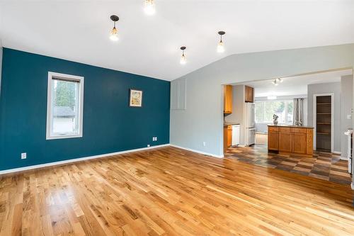 106 Clayton Drive, Winnipeg, MB - Indoor Photo Showing Living Room