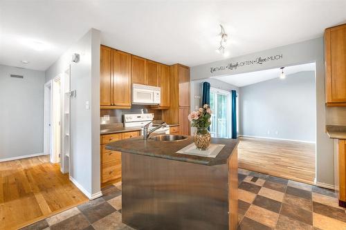 106 Clayton Drive, Winnipeg, MB - Indoor Photo Showing Kitchen